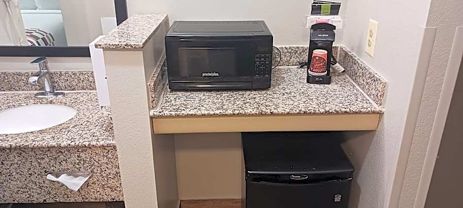 Red Roof Inn & Suites Clinton, MS