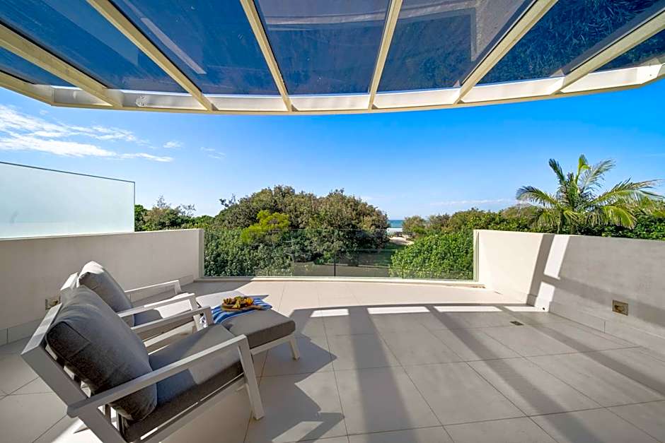 Absolute Beachfront Marcoola - Private Pool - Private Spa Bath - Games