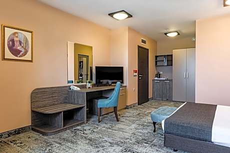 Double Studio (Balcony) Free Parking