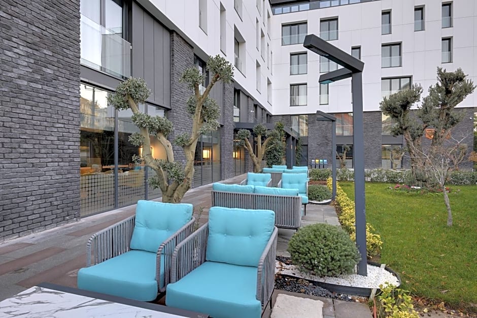Leo Suites