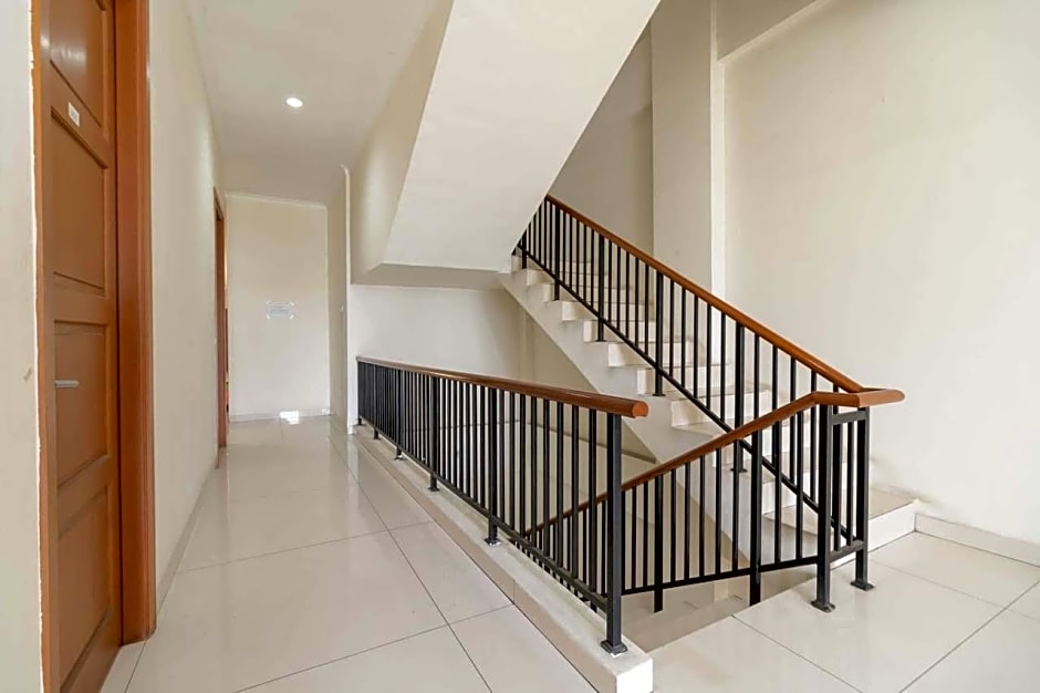 RedDoorz near Universitas Esa Unggul Bekasi Harapan Indah