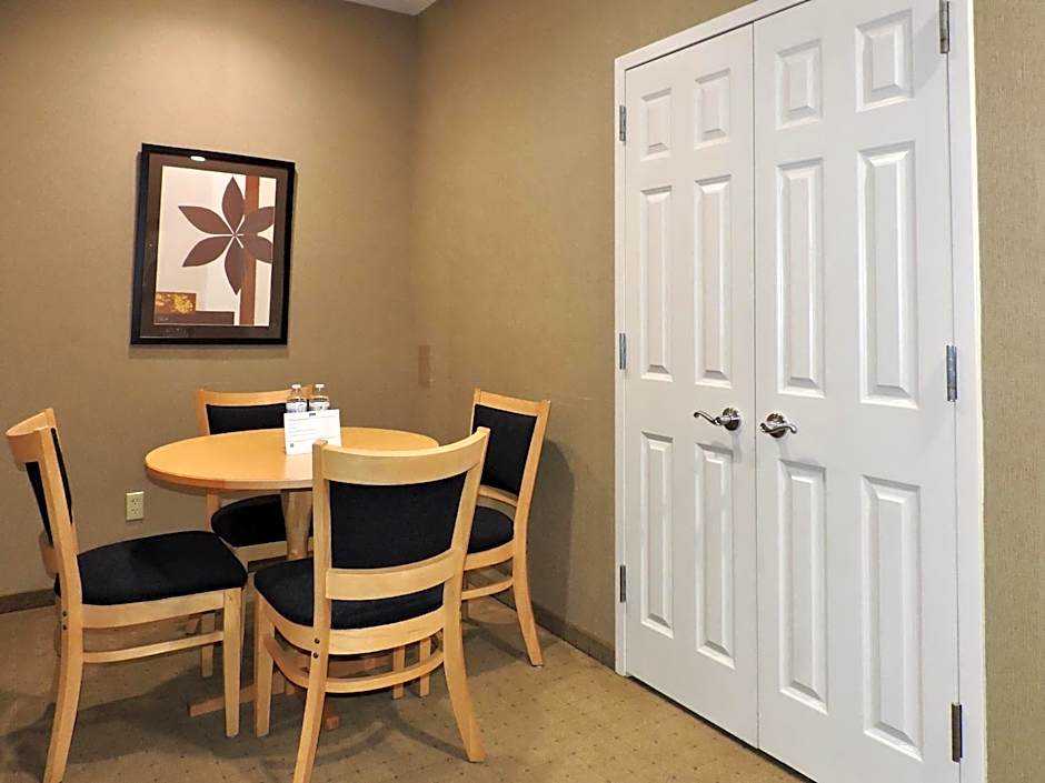 Marco LaGuardia Hotel & Suites