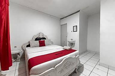 RedDoorz near Terminal Pasir Hayam Cianjur