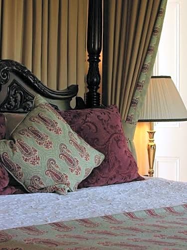 Ross Lake House Hotel