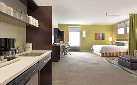 One-Bedroom King Suite - Mobility Access/Non-Smoking 