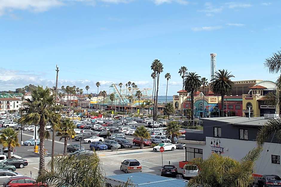Fireside Inn By The Beach Boardwalk & Bowling