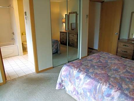 Two-Bedroom Apartment (4-6 Adults)