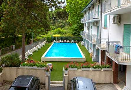 B&B Promenade Hotel Simple con Piscina