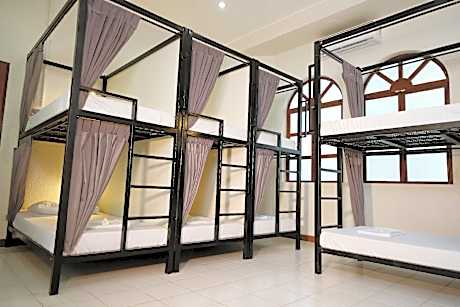 6 People in 6-Bed Dormitory with En-Suite - Mixed