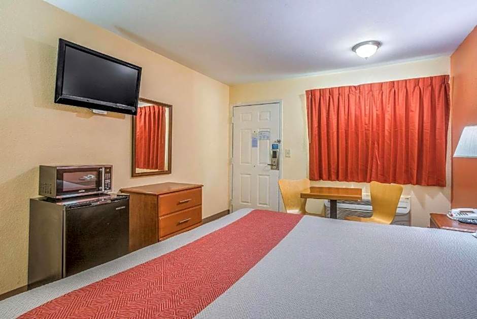 Rodeway Inn & Suites – Macon, GA