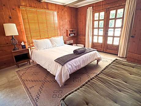 Room 1 - Downtown Joshua Tree Motel - Pet Friendly - Walk to Shops & Visitor Center, Minutes to Park Entrance