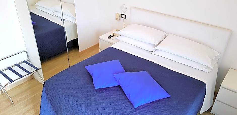 Foto 1 di 17 di Small Double Room
