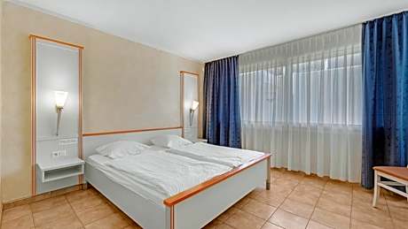 Three-Bedroom Apartment (Easy access)