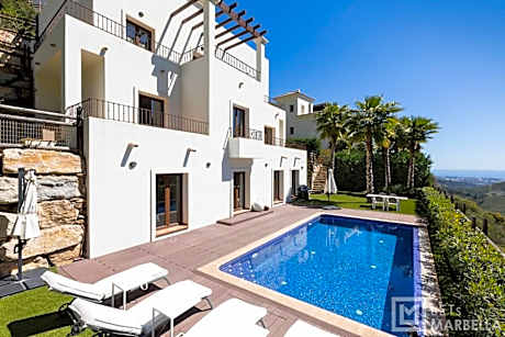 Luxury 4BR Villa - Benahavis Hills & Country Club