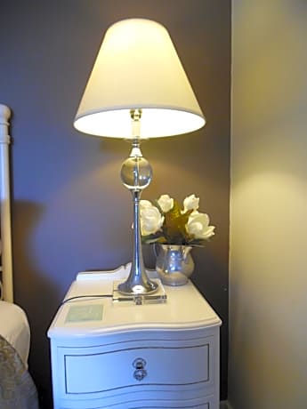Acacia Queen Suite