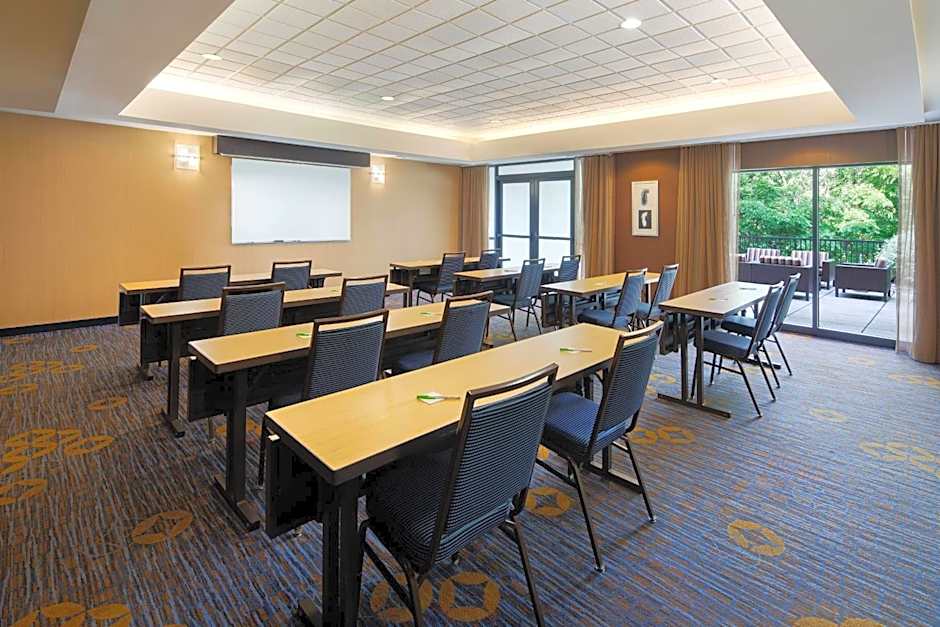 Courtyard by Marriott Grand Rapids Airport