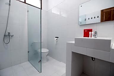 RedDoorz Plus near Alun Alun Selatan 2