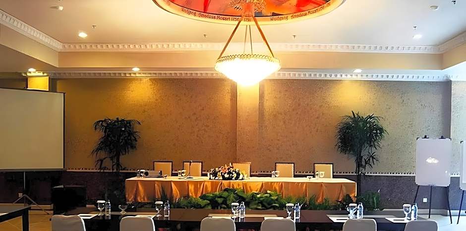 Amos Cozy Hotel Melawai