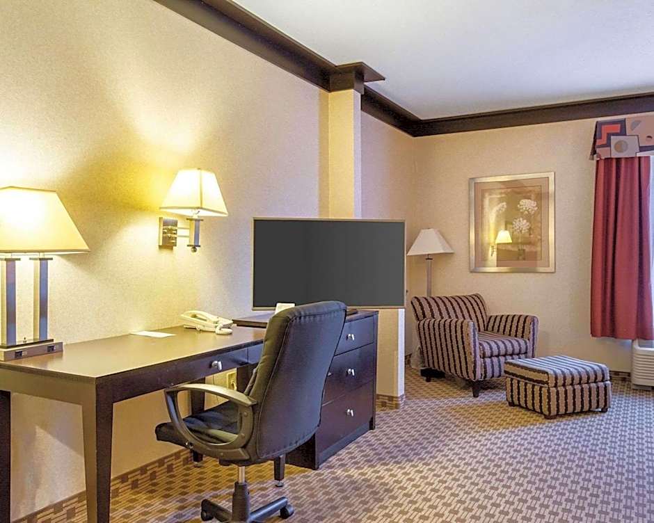 Quality Inn & Suites Oakwood Village - Cleveland South