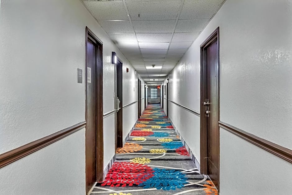 Days Inn by Wyndham Savannah Gateway I-95