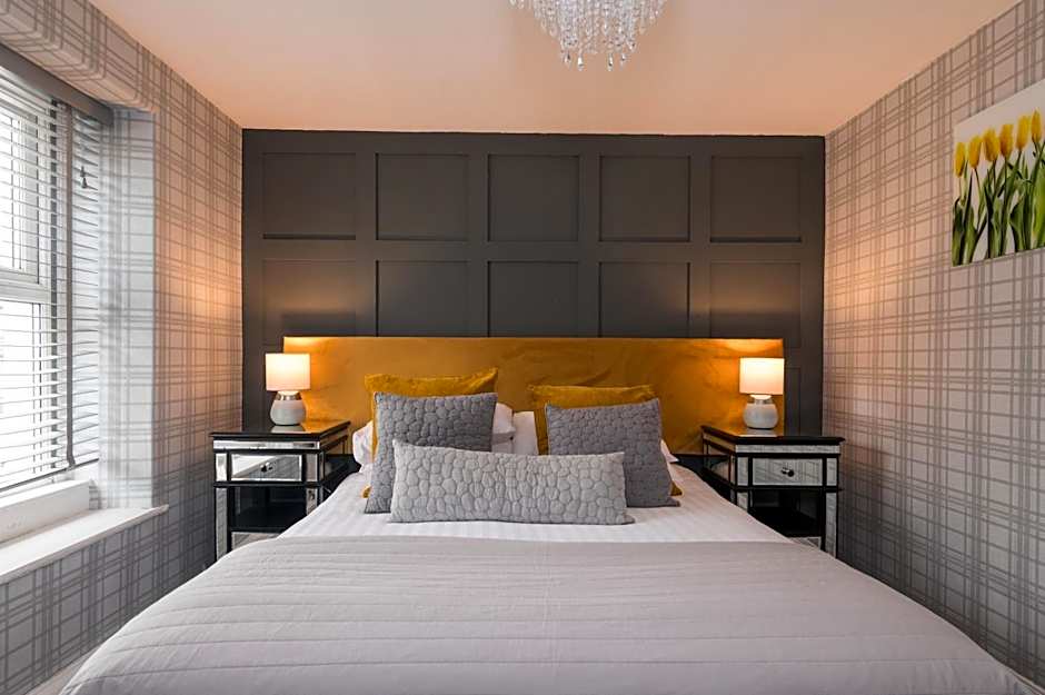 Crown and Cushion Appleby