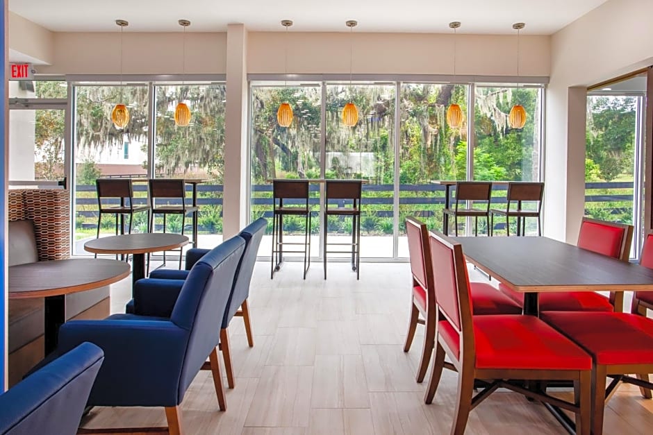 Holiday Inn Express & Suites - Deland South by IHG