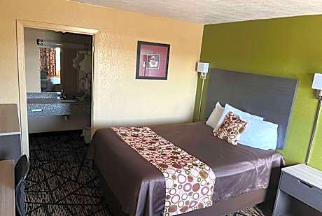 1 Queen Bed Non-Smoking