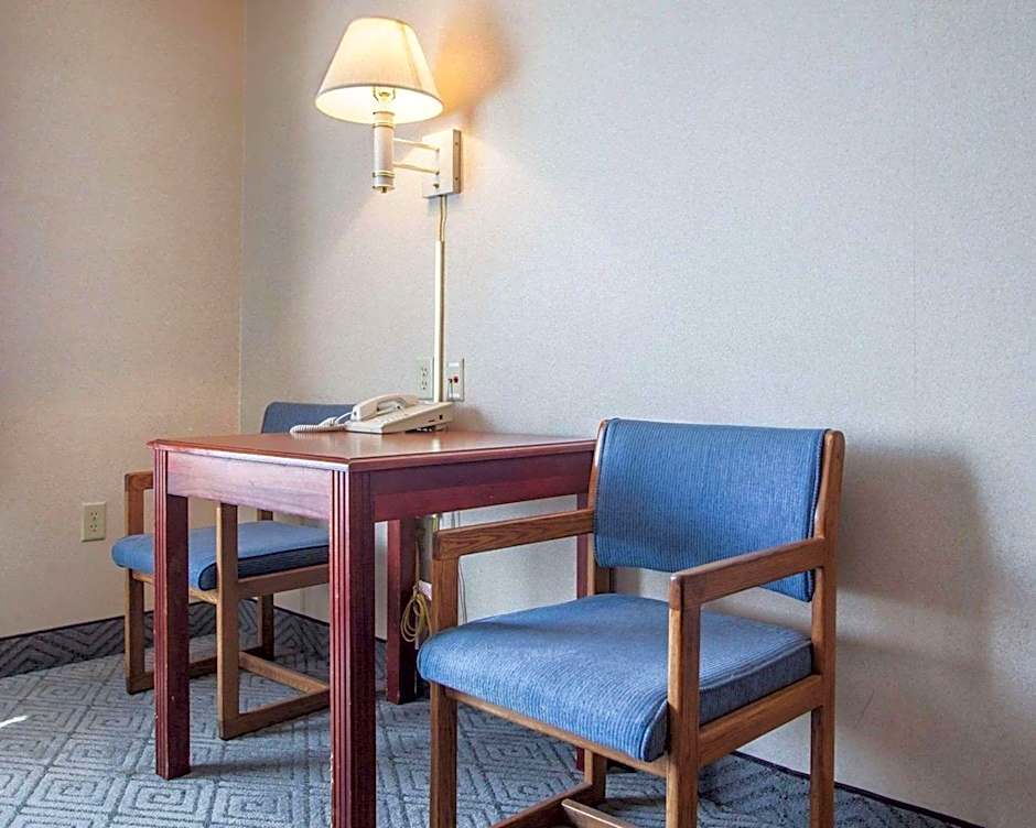 Rodeway Inn & Suites Milwaukee