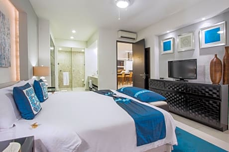 One-Bedroom King Room with Balcony and Kitchen