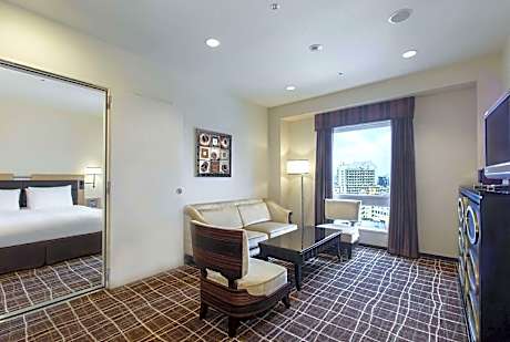 1 King Bed Suite 50 Sqm Separate Living-bedroom Kitchenette Washer-dryer Microwave High Floor