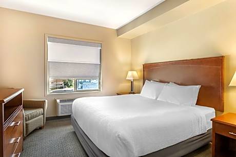 King Suite with Whirlpool - Non-Smoking