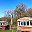 Shepherds Huts Ham Hill, 2 double beds, Bathroom, Lounge, Diner, Kitchen, LOVE dogs & Cats Looking out to lake and by Ham Hill Country Park plus parking for large vehicles available also great deals on workers long term This is the place to relax and BBQ