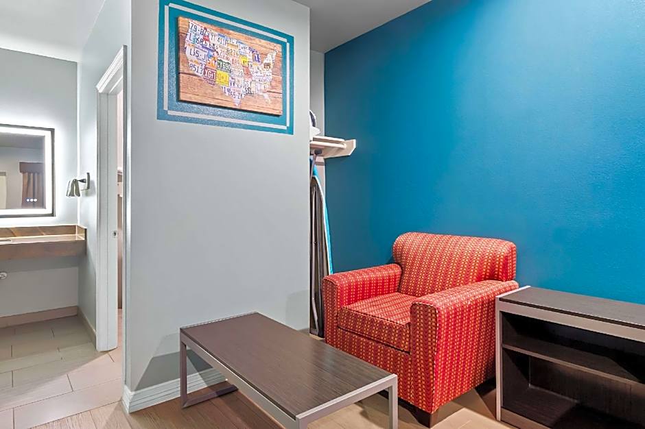 Econo Lodge Inn & Suites
