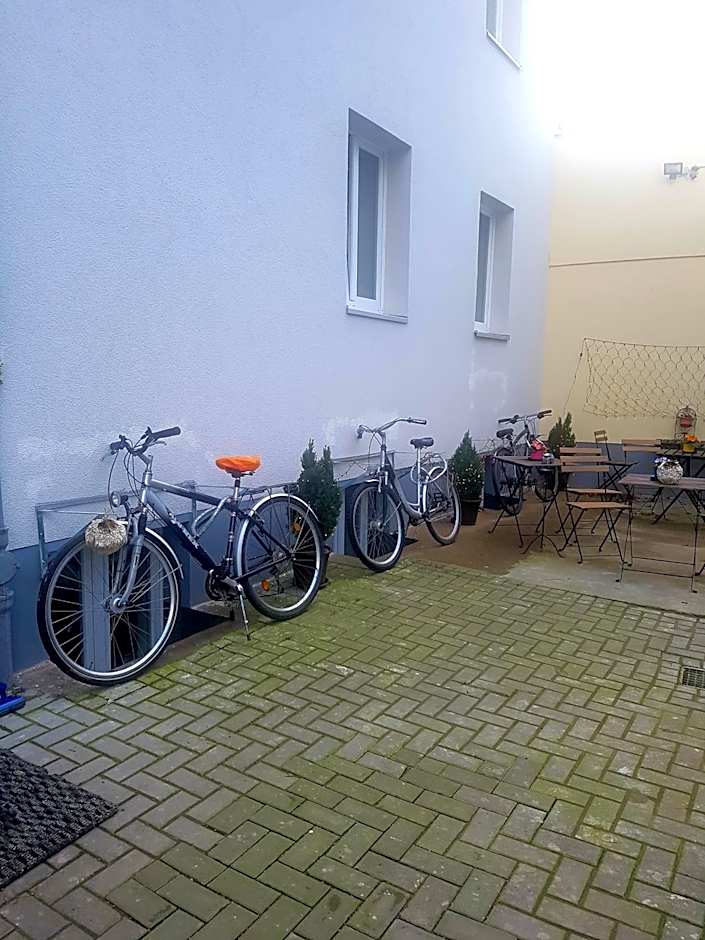 New Hostel Berlin Mitte FREE SNACK hot tea and coffee