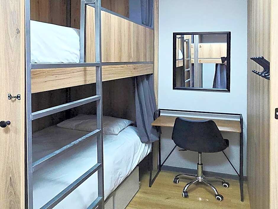 Foto 1 daripada 6 — 8-Bed Mixed Dormitory Room