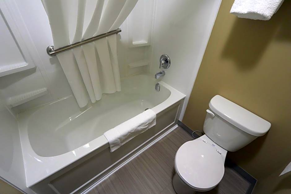 Super 8 by Wyndham Hearst ON