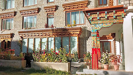 Hotel Sera Courtyard