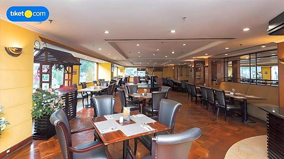 Surabaya Suites Hotel Powered by Archipelago