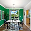 Beverly Hills Glamour Oasis 2 BR Apt with Parking 304