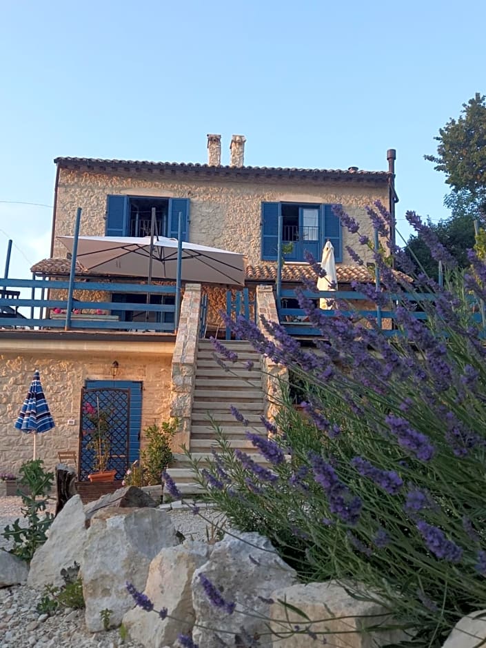 La casa dalle finestre blu