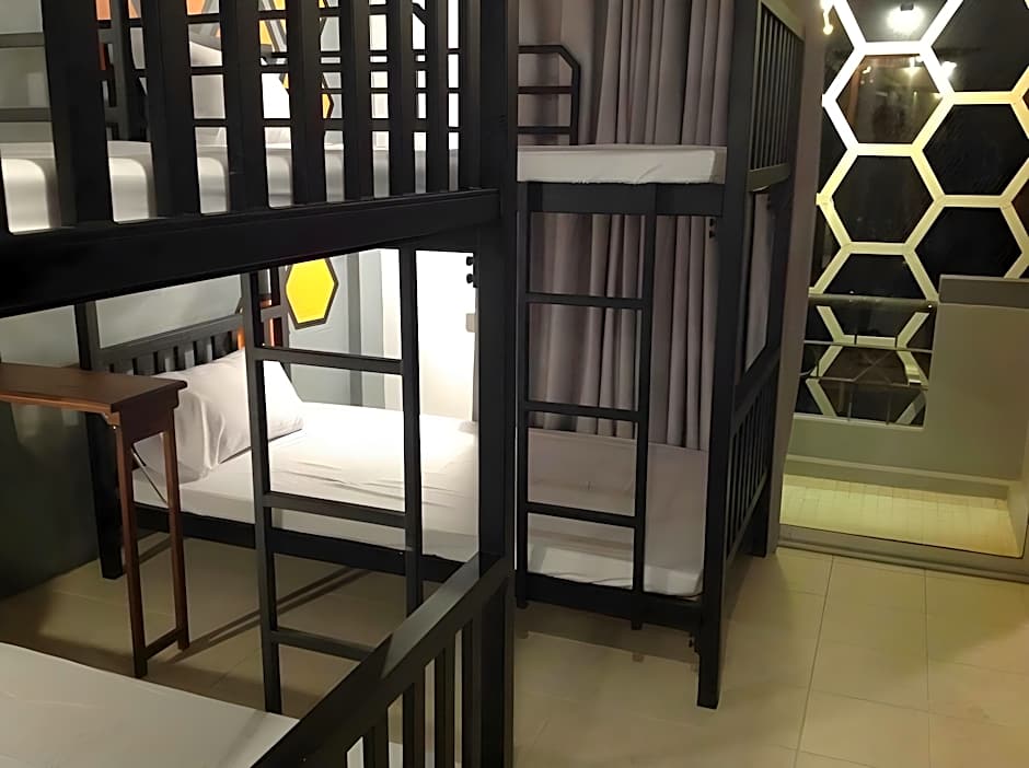 Beehive Phuket Oldtown Hostel