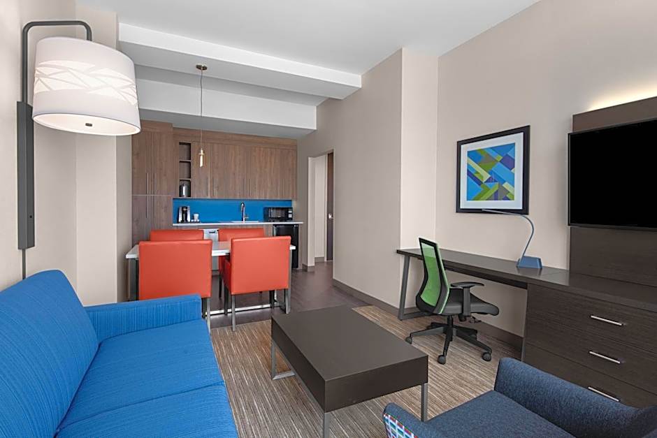 Holiday Inn Express & Suites Woodside LaGuardia Airport By IHG