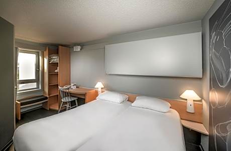 2 Adjacent Double Rooms