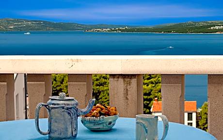 Beautiful apartment for two persons with sea view in Trogir near the beach