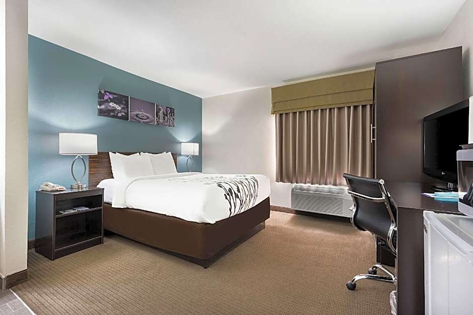 Photo 1 of 5 of 1 Queen Bed, Nonsmoking