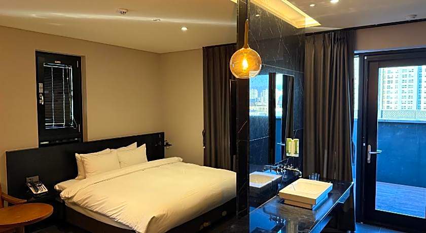 Rivertain Hotel