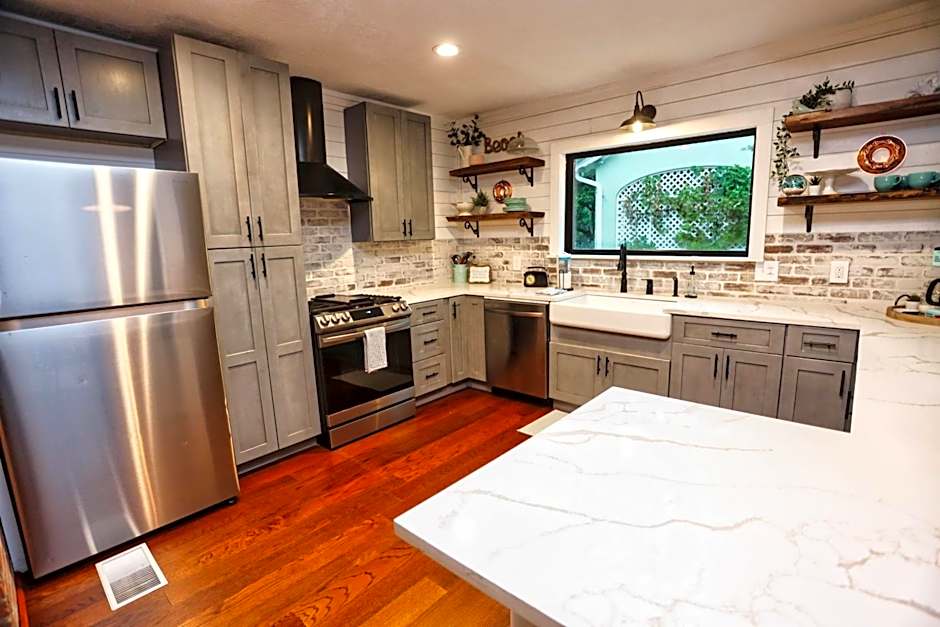 Historic Home Family Friendly Close to Seawall