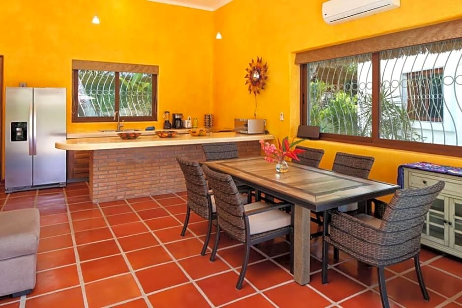 Villa Kiwi. Huge Pool, Steps To Town n Beach. 6 plus BRM 7.5 BTH 3 KCN