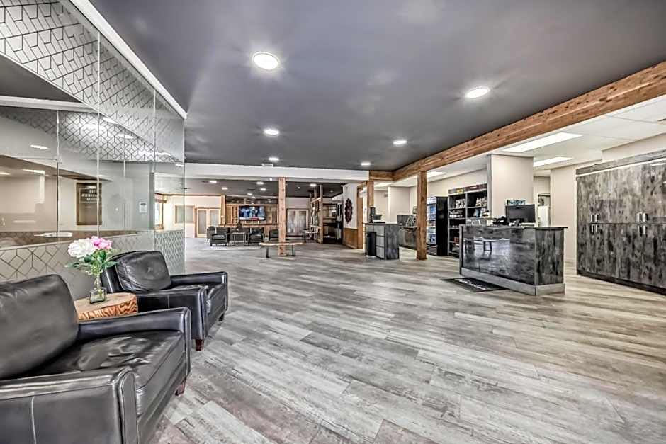 Invermere Inn & Suites