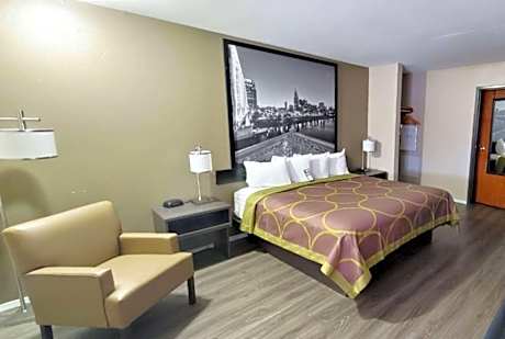 1 King Bed Smoking